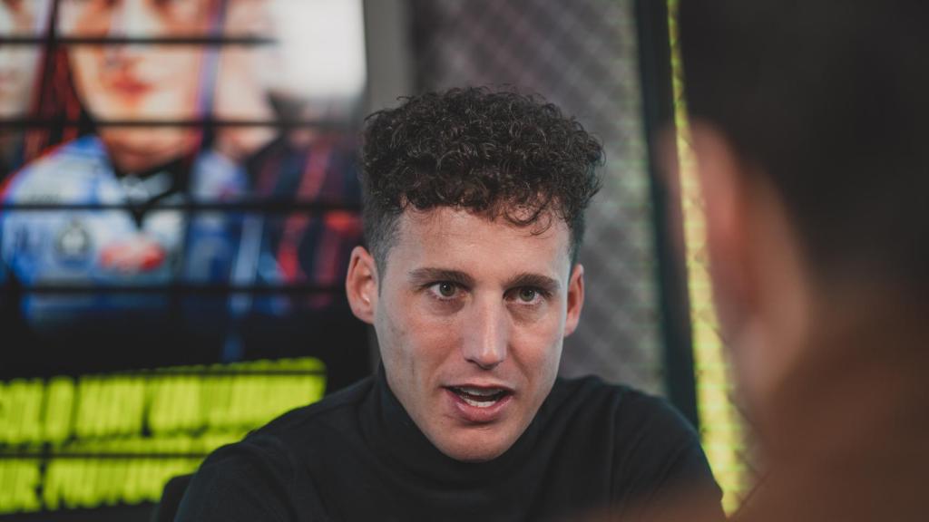 Pol Espargaró durante una entrevista con EL ESPAÑOL