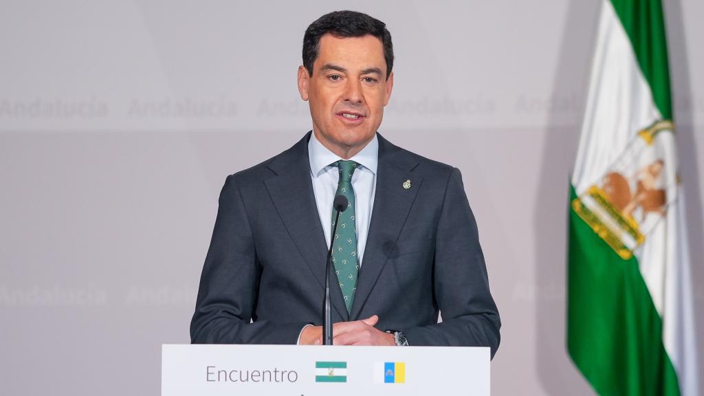 El presidente de la Junta, Juanma Moreno, en la rueda de prensa en la que ha dado detalles con lo sucedido con las fresas.