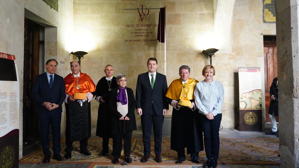 El alcalde de Salamanca, Carlos García Carbayo, el presidente del Consejo Social de la Universidad de Salamanca, Ignacio Sánchez Galán, el rector de la USAL, Ricardo Rivero, la nieta de Miguel de Unamuno, Salomé de Unamuno, el presidente de la Junta de Castilla y León, Alfonso Fernández Mañueco, y el nieto de Miguel de Unamuno, Pablo de Unamuno, posan tras el descubrimiento del Vítor durante el acto de investidura como Doctor Honoris Causa de la Universidad de Salamanca, a título póstumo, a Miguel de Unamuno, en el paraninfo de la USAL. Foto: Manuel Laya / Europa Press