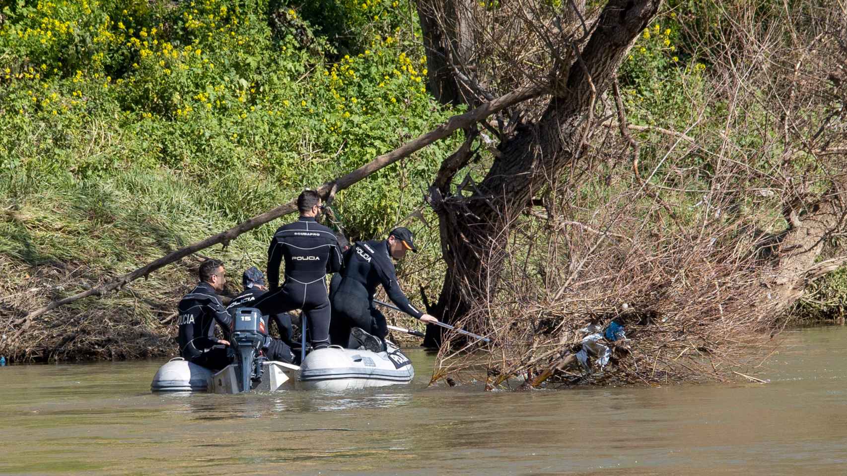 Fotografía del operativo de búsqueda del joven desaparecido Javier Márquez este miércoles, en el río Ebro a su paso por Logroño.