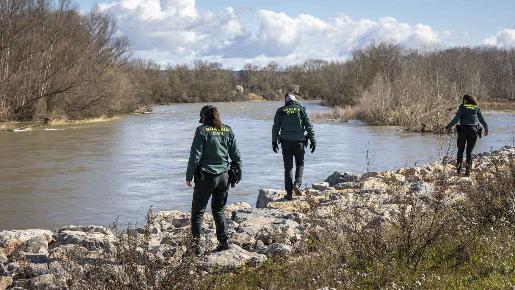 La Guardia Civil ha reanudado este martes la búsqueda del joven de 20 años desaparecido en la madrugada del pasado sábado en la capital riojana, en la zona de las riberas del Ebro, fuera del término municipal, en dirección Zaragoza y en ambas orillas del río.