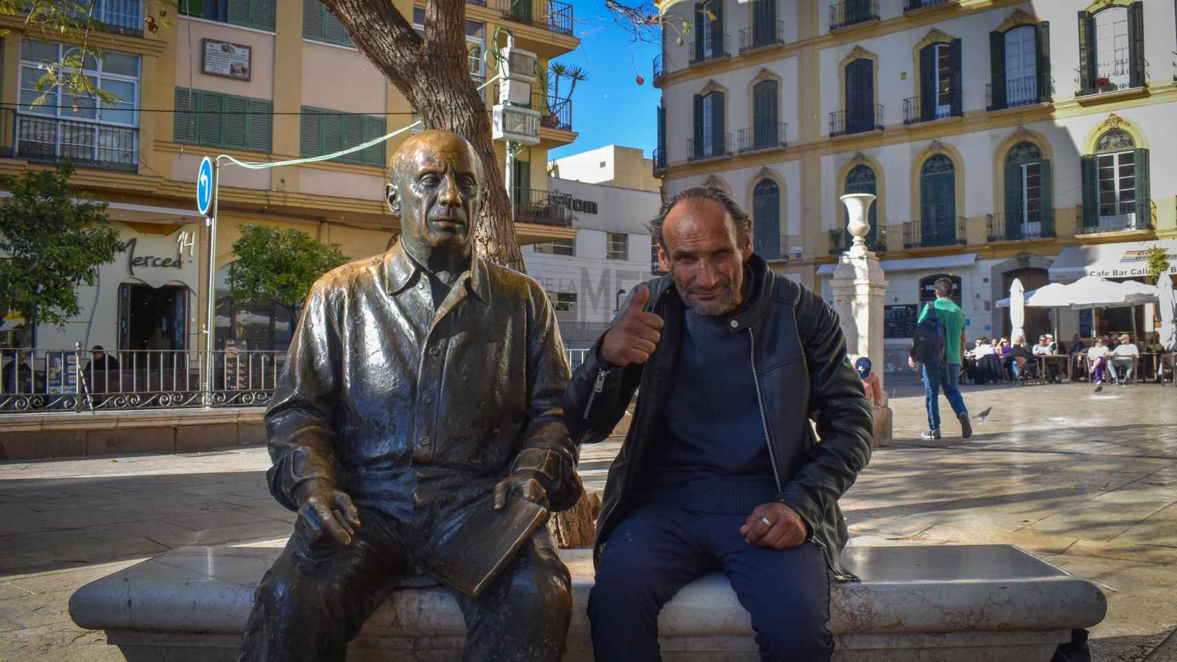 Eduardo Chamorro junto a la estatua de Picasso
