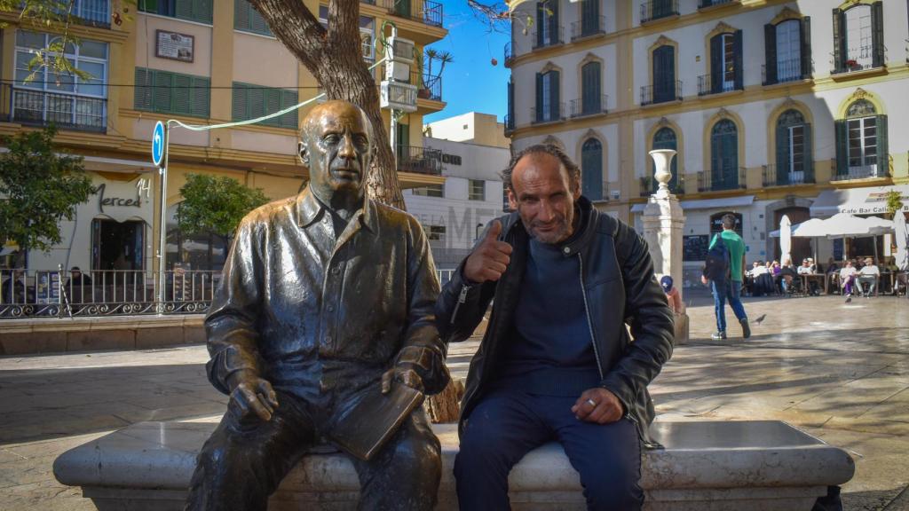 Eduardo Chamorro junto a la estatua de Picasso