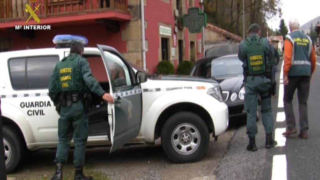 Los agentes de la UCO en el registro de la farmacia de Luena.