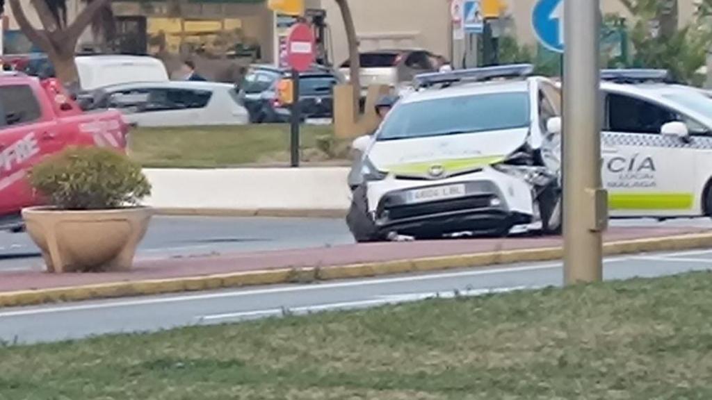 Estado en el que ha quedado el coche de la Policía Local.