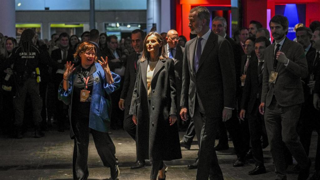 Los reyes, durante su recorrido por ARCO, guiados por la directora de la feria, Maribel López. Foto: EFE/Borja Sánchez-Trillo
