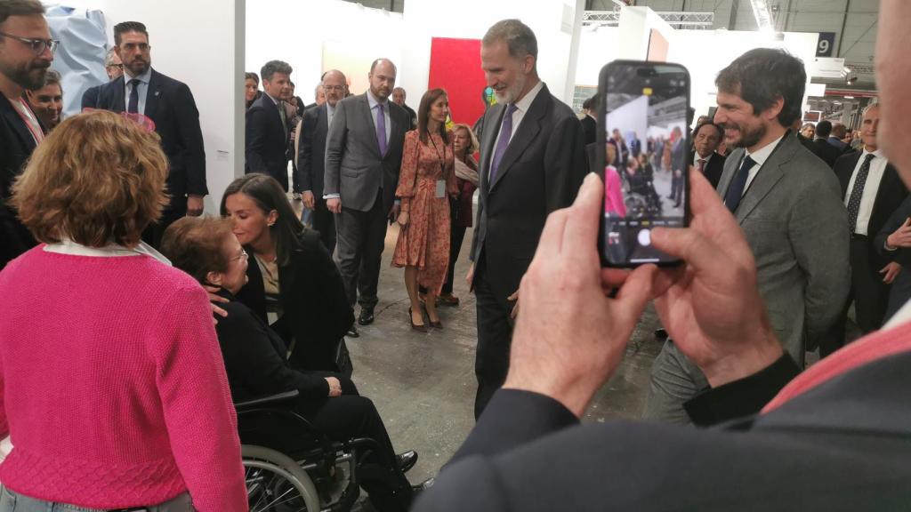 Los reyes saludan a la galerista Helga de Alvear durante su recorrido por ARCO. Foto: F. D. Quijano