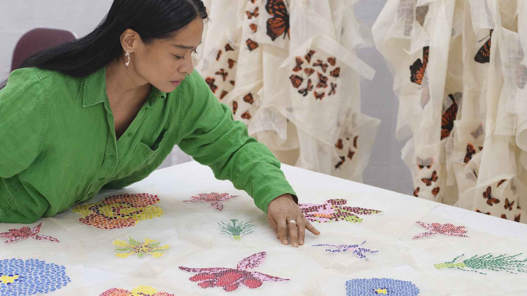 Stephanie Comilang trabajando sobre los bordados de mantón de Manila.