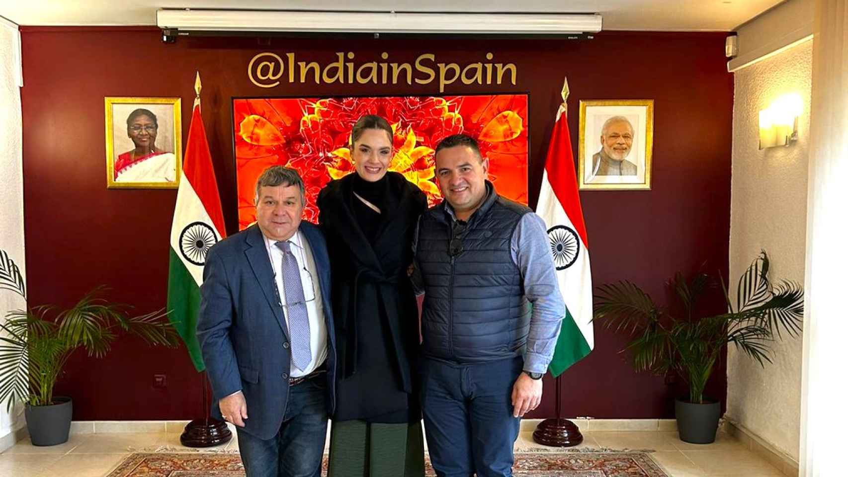 Belén Mora y David Olivares con el embajador de la India en España, Dinesh Patnaik.