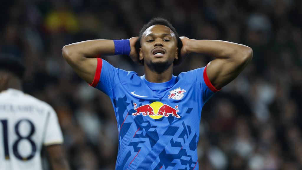 Loïs Openda se lamenta de una ocasión fallada contra el Real Madrid