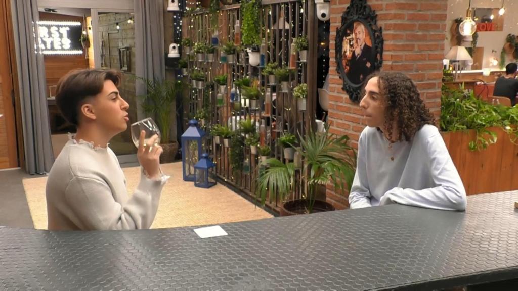 Alejandro y Adrián en 'First Dates'.