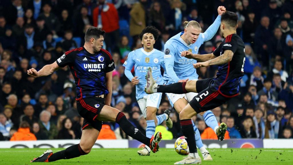 Haaland ejecuta el disparo en el momento de su gol.