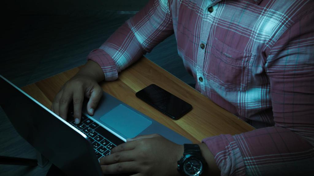 Un hombre sentado frente a su ordenador, en una imagen de Shutterstock.