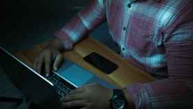 Un hombre sentado frente a su ordenador, en una imagen de Shutterstock.