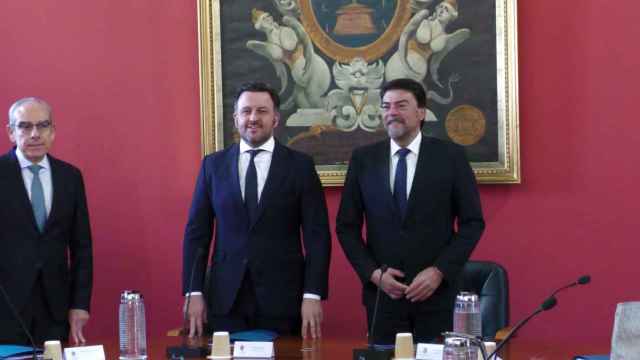 El alcalde de Elche, Pablo Ruz, y el alcalde de Alicante, Luis Barcala, durante la reunión.