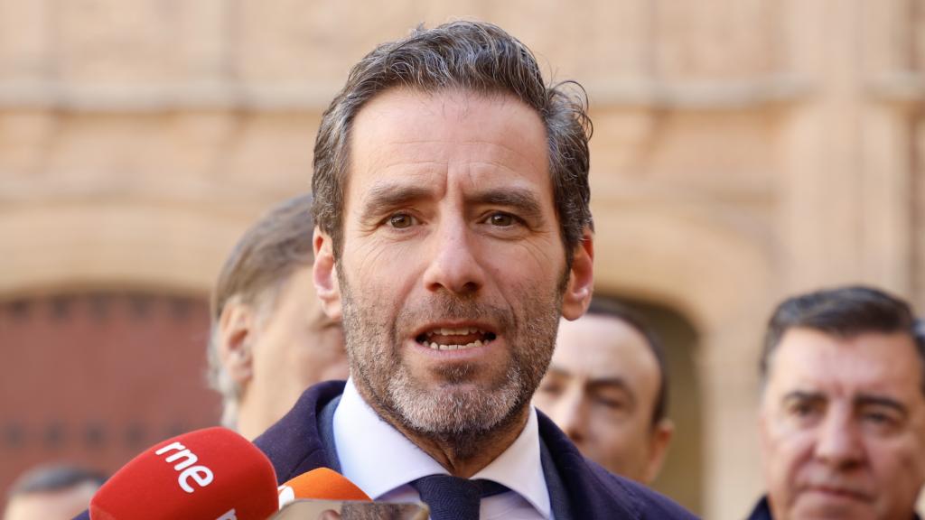 l vicesecretario de Cultura y portavoz nacional del Partido Popular, Borja Sémper, atiende a los medios de comunicación junto al presidente del PP de Salamanca, Carlos García Carbayo, este miércoles.