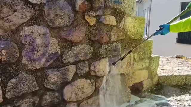 Limpieza de pintadas en la Muralla de Zamora
