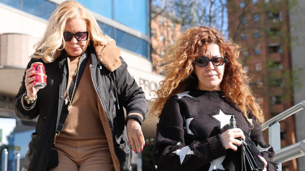 Bárbara Rey y su hija, Sofía Cristo, saliendo de los juzgados, este miércoles, 6 de marzo.