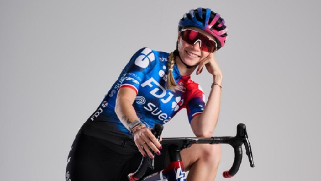 La ciclista Évita Muzic, junto a su bicicleta.