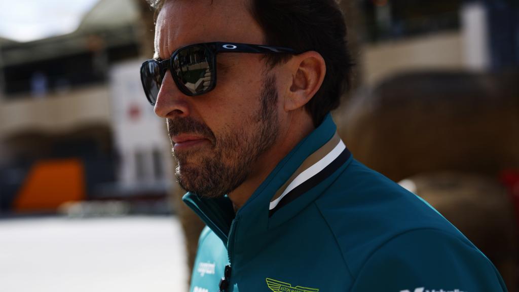 Fernando Alonso, en el paddock del Gran Premio de Baréin.