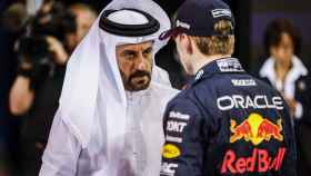 Mohammed ben Sulayem hablando con Max Verstappen