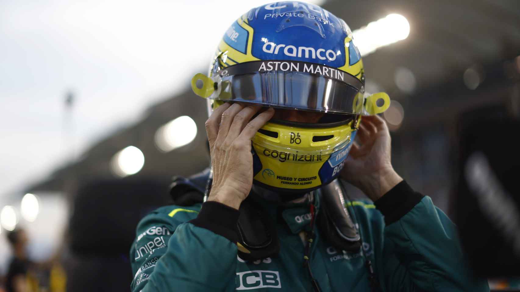 Fernando Alonso se coloca el casco antes de la carrera del Gran Premio de Baréin 2024