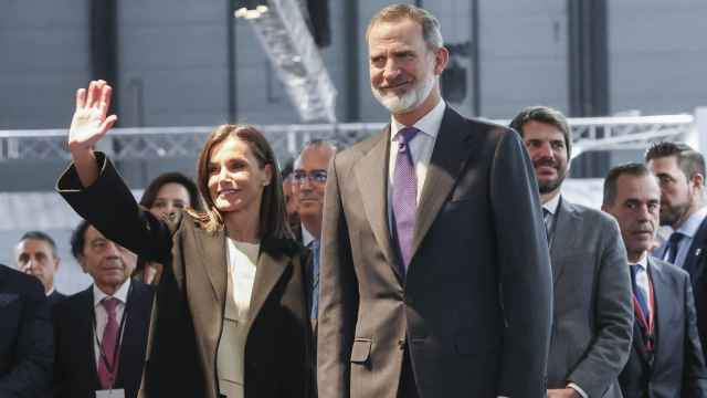 Los reyes Felipe VI y Letizia, acompañados por el ministro de Cultura, Ernest Urtasun (d), en la inauguración oficial de ARCO, este miércoles en Madrid. Foto: EFE/Kiko Huesca