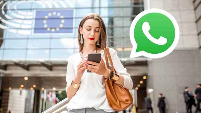 Una mujer usa WhatsApp con el logo del Parlamento Europeo de fondo