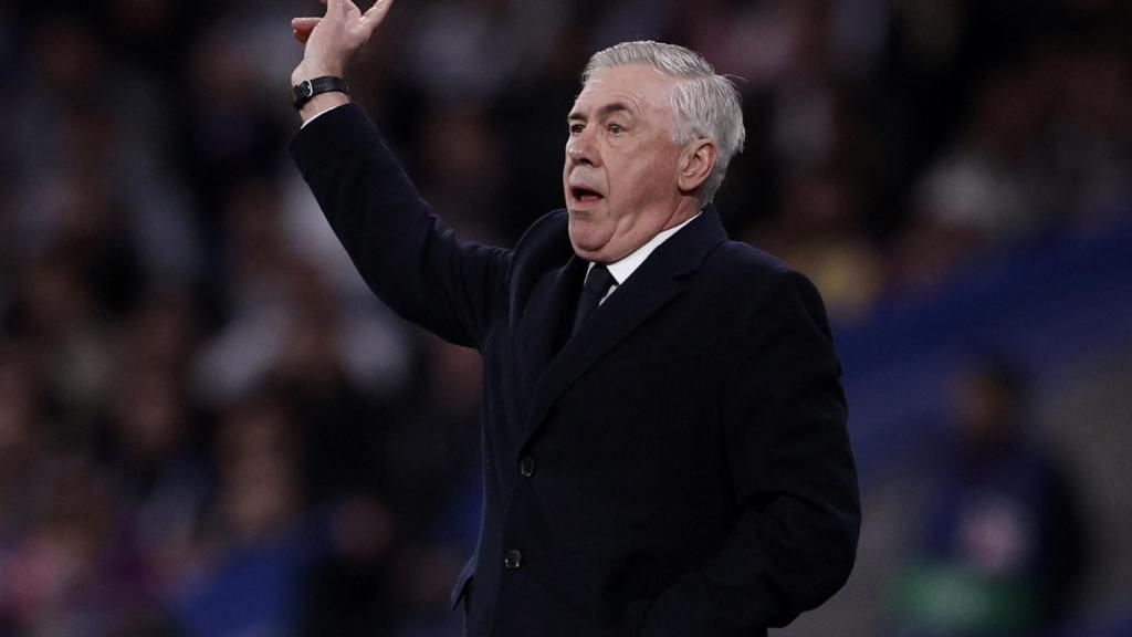 Carlo Ancelotti da instrucciones durante el partido.