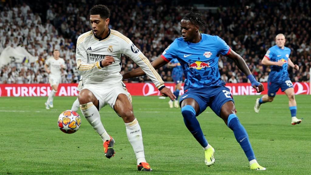 Bellingham protege el balón.