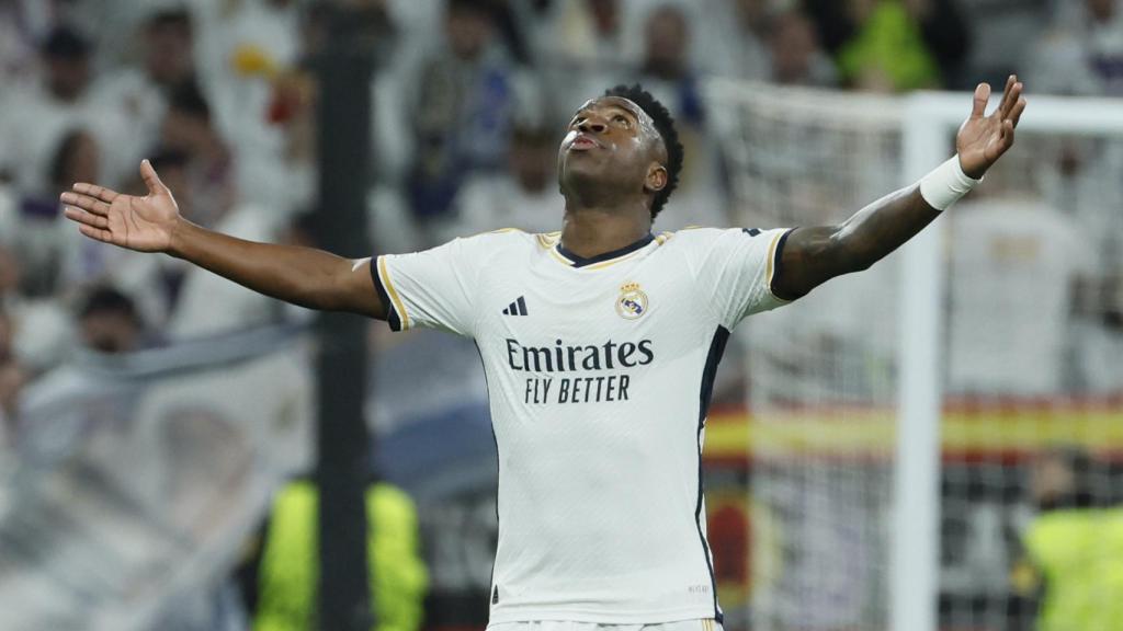 Vinicius, con los brazos abiertos tras su gol ante el Leipzig
