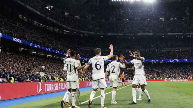 Los jugadores del Real Madrid celebran el gol de Vinicius ante el Leipzig