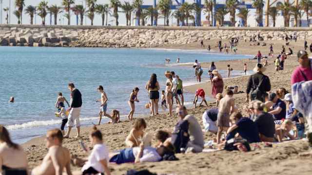 La playa de la Malagueta, llena de personas a 13 de febrero de 2024.