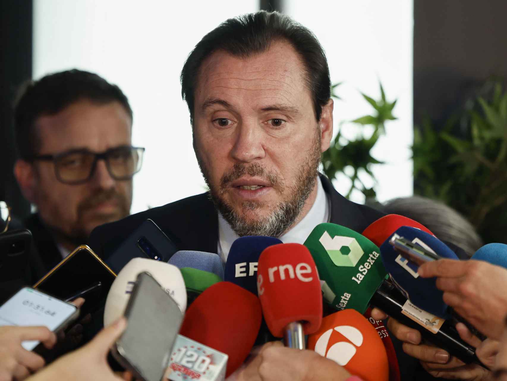 O Ministro dos Transportes e Mobilidade Sustentável, Óscar Puente, perante a comunicação social.