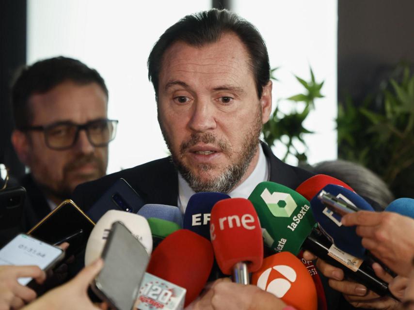 El ministro de Transportes y Movilidad Sostenible, Óscar Puente, ante los medios.