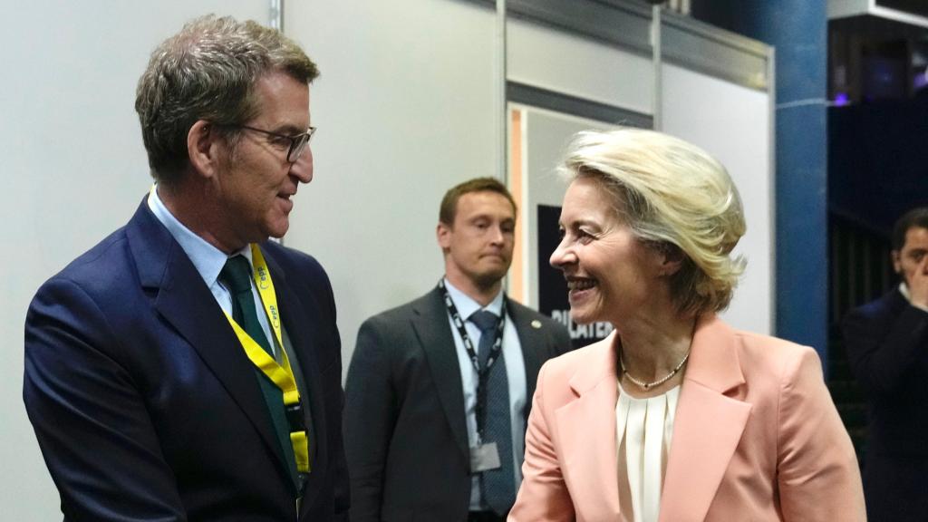 Alberto Núñez Feijóo, reunido con Ursula von der Leyen, en el congreso del PPE en Bucarest.