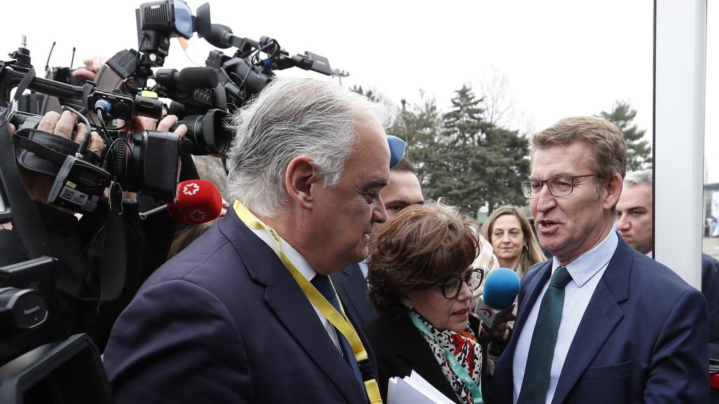 Esteban González Pons y Alberto Núñez feijóo, a su llegada al congreso del PPE, en Bucarest.