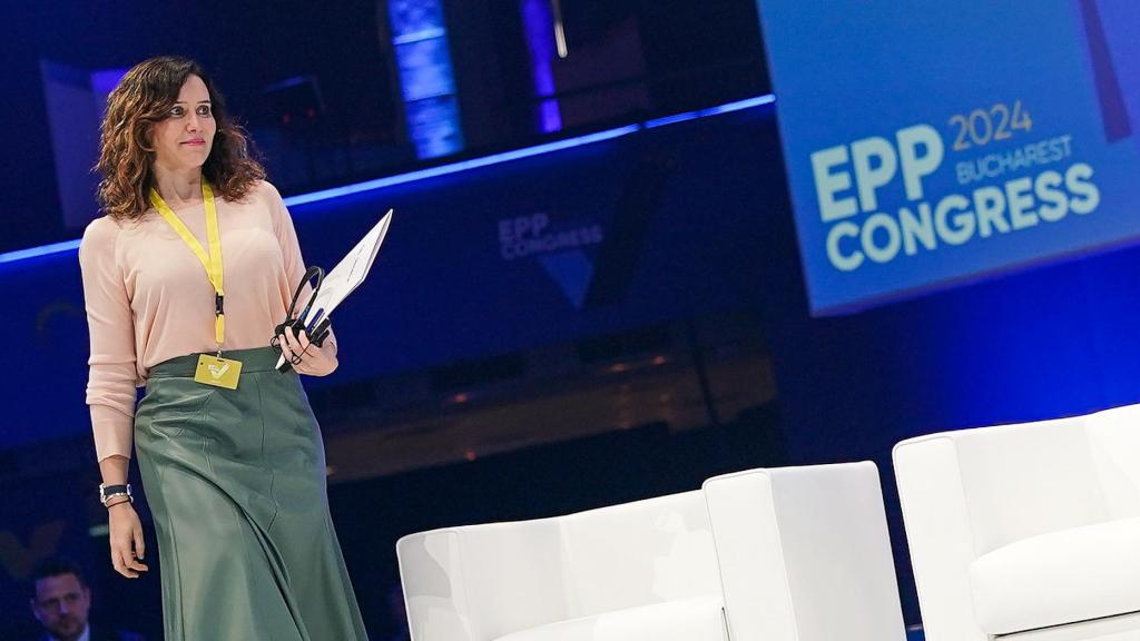 Isabel Díaz Ayuso, presidenta de la Comunidad de Madrid, en el escenario del congreso del PP Europeo, en Bucarest.