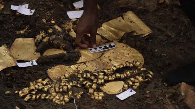 Artefactos y joyas de oro halladas en la tumba prehispánica.