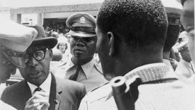 François Duvalier escoltado por hombres armados en Puerto Príncipe. C. 1963