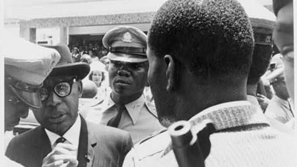 François Duvalier escoltado por hombres armados en Puerto Príncipe. C. 1963