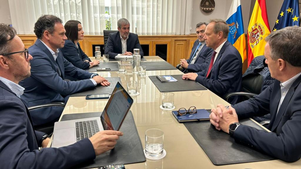 El presidente Clavijo, reunido con representantes de Thales Alenia Space y Skydweller.