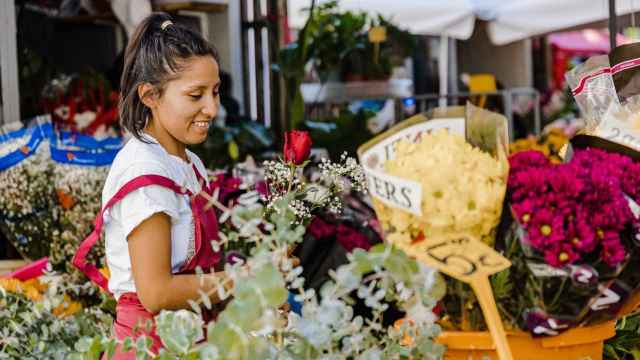 Una vendedora prepara ramos de flores en un puesto del Mercado de Flores de Tirso de Molina, en una imagen de archivo.
