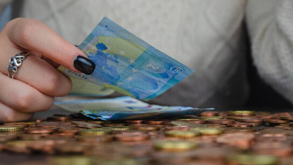 Una persona contando dinero