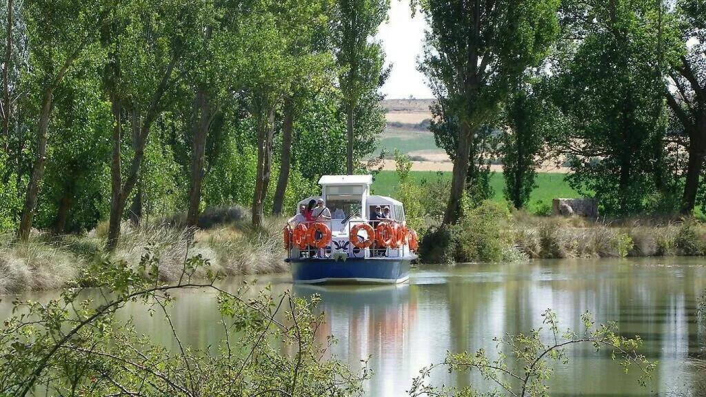 El viaje en tren desde Madrid que es el mejor de España: incluye un paseo en barco y vistas impresionantes.