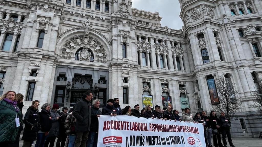 UGT y CCOO se concentran tras los últimos accidentes laborales en la región y reclaman más control para cumplir la Ley