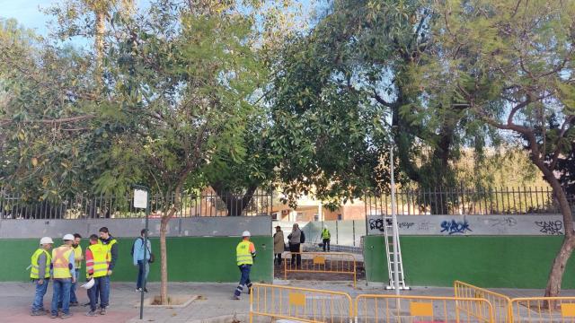 Operarios del Metro de Málaga, en el interior del Colegio  Pablo Ruiz Picasso.