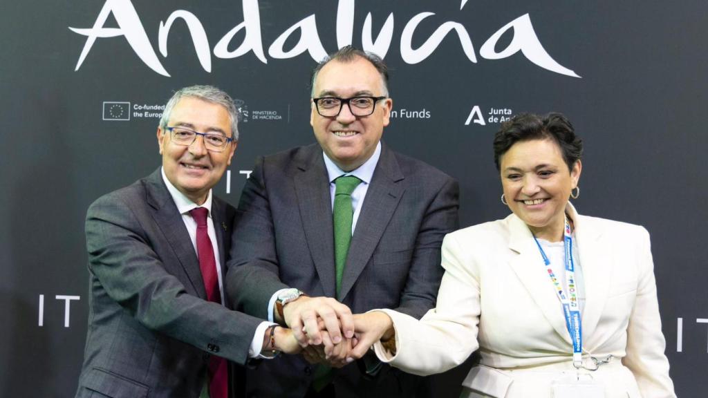 Francisco Salado, presidente de la Diputación provincial de Málaga; Arturo Bernal, consejero de Turismo de la Junta de Andalucía, y Margarita del Cid, alcaldesa de Torremolinos.