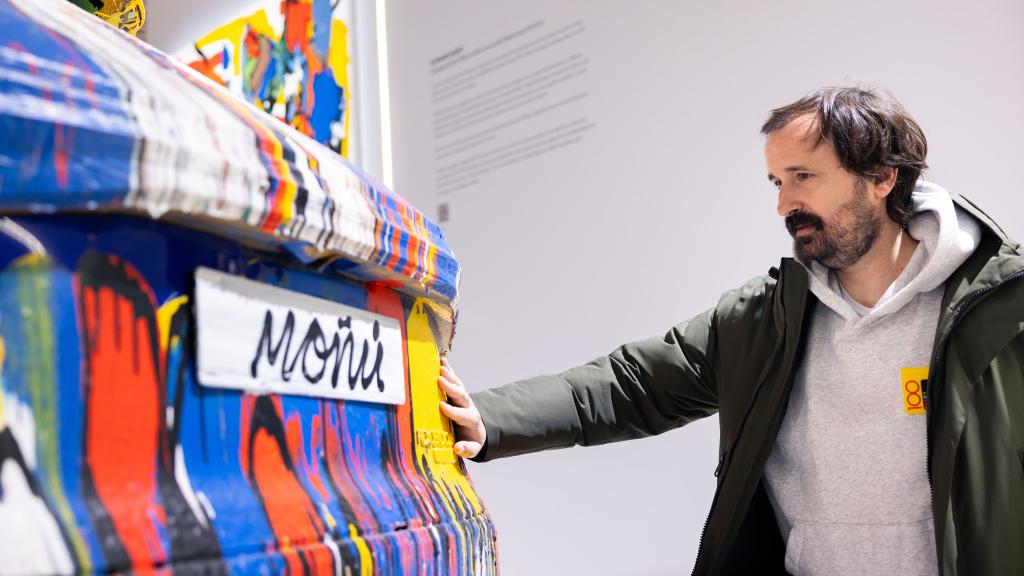 El artista zaragozano, José Moñú, y su obra.