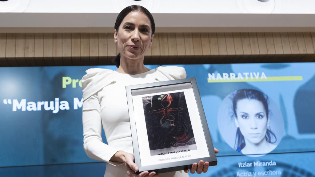 La actriz Itziar Miranda recogiendo su premio.